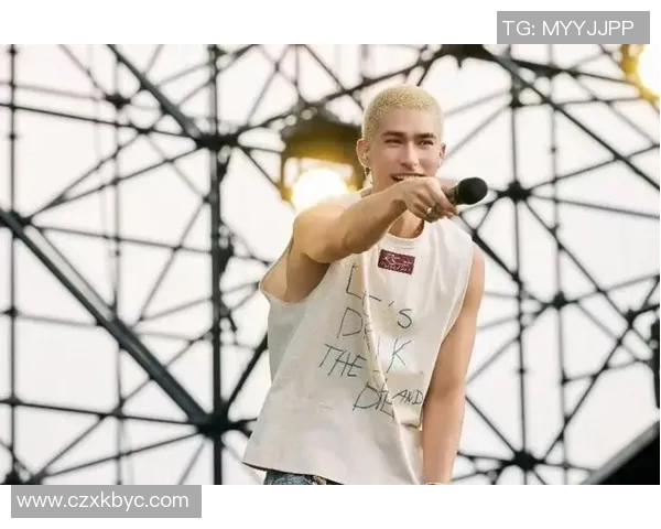 米卡对足球明星的热爱与追随展现了年轻人的激情与梦想